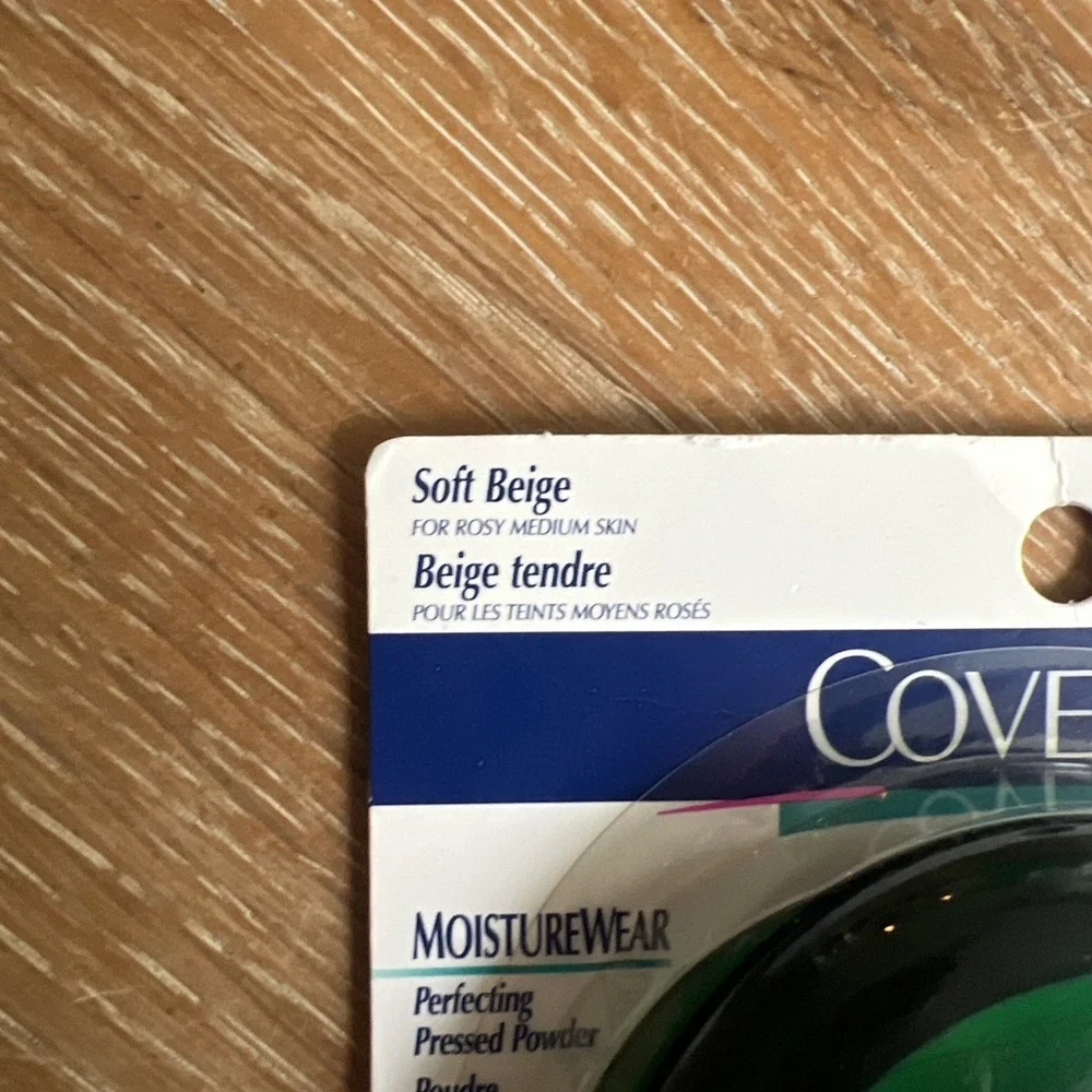 CoverGirl Pressed Powder Compact Green Case Vintage Soft Beige‎ .38 Ounces Retro